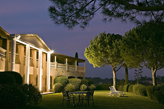 Le jardin de la maison d'hôtes à la tombée du soir, détente après une journée de golf