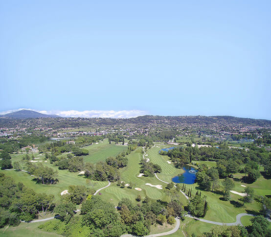 Initiation au golf : vue aérienne du parcours dans les Alpes-Maritimes