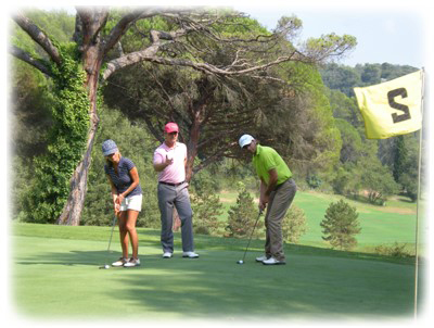 Apprendre le golf sur le parcours dès les premiers cours d'initiation