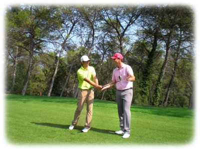 Le pro donne les bases techniques du swing pendant l'initiation au golf