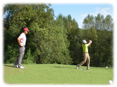 Nouveaux golfeurs en situation de réussite pendant l'initiation