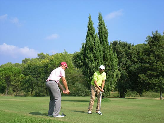 cours du professeur de golf sur le parcours