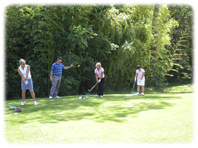 Le plaisir de jouer au golf entre amis sur le parcours