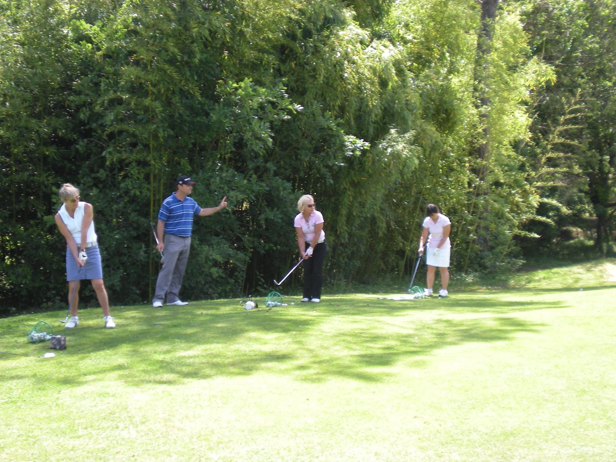 Le plaisir de jouer au golf entre amis sur le parcours