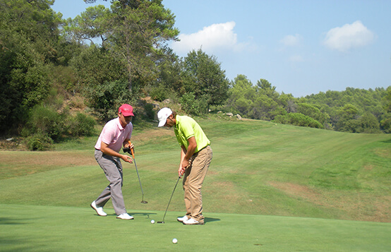 Moniteur enseignant le golf comme coach dans les Alpes-Maritimes