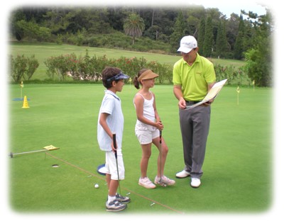 Stage de golf juniors sur le putting green sur la Côte d'Azur