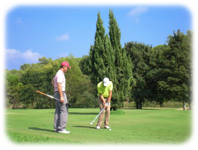 Leçon de golf autour du green pendant la découverte