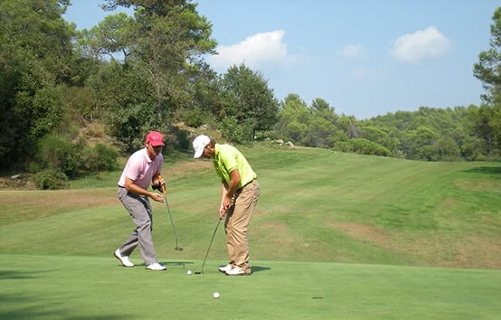 Le golf sur le terrain : jeu en conditions réelles sur le parcours, gestion du putting