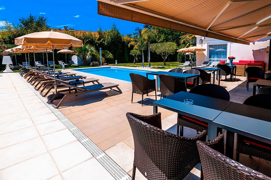 Le jardin et la terrasse devant la piscine, détente après une journée de golf